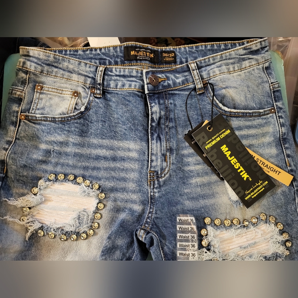 NWT Women's Majestic Distressed and Blinged Jeans sz 36x32